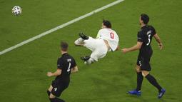 Jerman bahkan tertinggal lebih dulu ketika babak pertama baru berjalan 11 menit. Kapten Hungaria, Adam Szalai, mencetak gol lewat sundulan dengan memanfaatkan umpan lambung dari tandemnya di barisan depan, Roland Sallai.  (Foto: AP/Pool/Matthias Hangst)