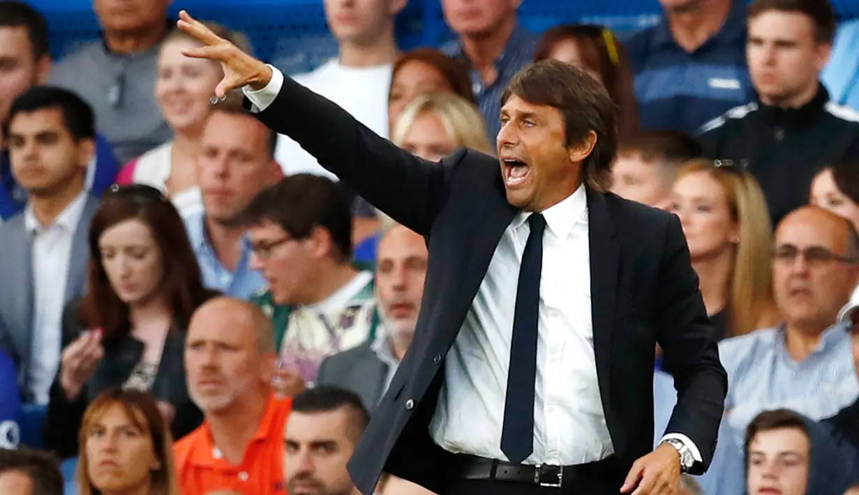 Aksi Manajer Chelsea, Antonio Conte di pinggir lapangan saat Chelsea melawan West Ham United dalam Liga Primer Inggris di Stadion Stamford Bridge, Senin (15/8). Chelsea keluar sebagai pemenang dengan skor 2-1. (REUTERS/ Eddie Keogh)