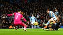 Pemain Manchester City, Julian Alvarez, mencetak gol ke gawang Burnley pada laga Liga Inggris di Stadion Etihad, Kamis (1/2/2024). City menang dengan skor 3-1. (AFP/Darren Staples)