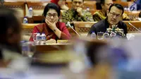 Menteri Kesehatan Nila Moeloek saat menghadiri rapat kerja (raker) dengan Komisi IX DPR di Kompleks Parlemen MPR/DPR-DPD, Senayan, Jakarta, Kamis (29/3). Raker tersebut membahas pelayanan dan pembiayaan obat untuk JKN. (Liputan6.com/JohanTallo)