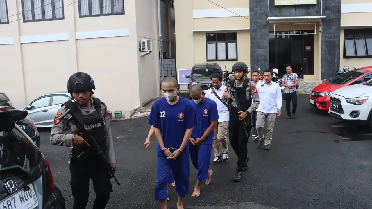 Satnarkoba Polres Tasikmalaya, Jawa Barat, meringkus UN (23), RA (18), AA (26), pelaku penjual obat terlarang kepada pelajar di kota Santri, Kabupaten Tasikmalaya di tiga tempat berbeda. (Liputan6.com/Jayadi Supriadin)
