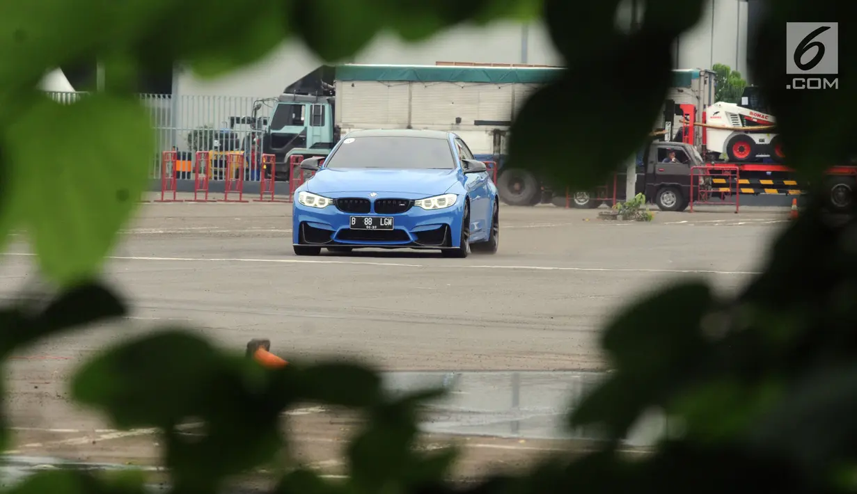 Aksi peserta Drift Clinic saat 'ngedrift' dengan BMW-nya di Jakarta, Sabtu (1/12). Acara yang diikuti 20 anggota itu menampung kegemaran para anggota MOCI terhadap olahraga drift yang diikuti dari berbagai seri terbatas mobil BMW (Merdeka.com/Dwi Narwoko)