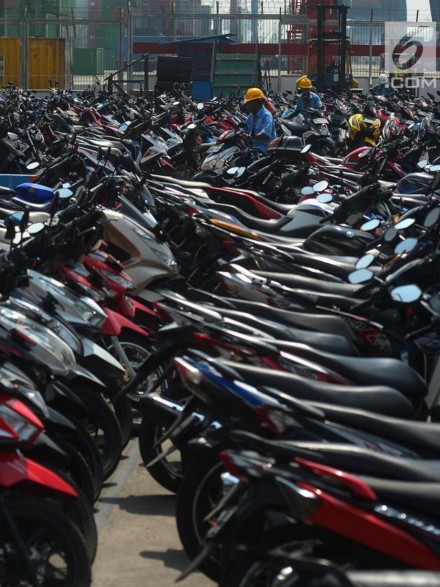Petugas menata sepeda motor yang mengikuti mudik gratis Kementerian Perhubungan di Pelabuhan Tanjung Priok, Jakarta, Rabu (13/6). Selain 11.938 pemudik, Kemenhub juga memberi kuota gratis kepada 5.555 sepeda motor. (Merdeka.com/Imam Buhori)