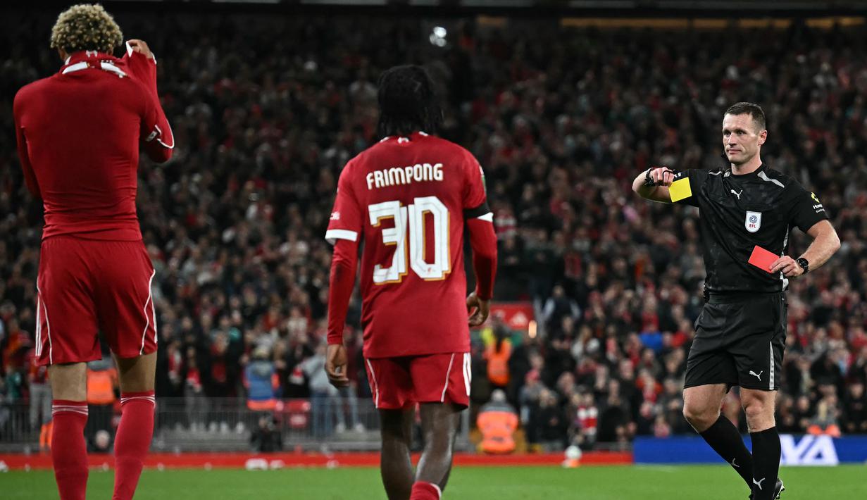 Apesnya, pemain berkebangsaan Prancis tersebut malah terkena kartu merah akibat akumulasi kartu kuning sebelumnya. (AFP/Paul Ellis)