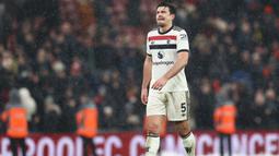 Ekpresi kecewa pemain Manchester United, Harry Maguire setelah gagal mencetak gol ke gawang Liverpool pada laga lanjutan Liga Inggris 2024/2025 di Stadion Anfiled, Liverpool, Inggris, Minggu (05/01/2024). (AFP/Darren Staples)