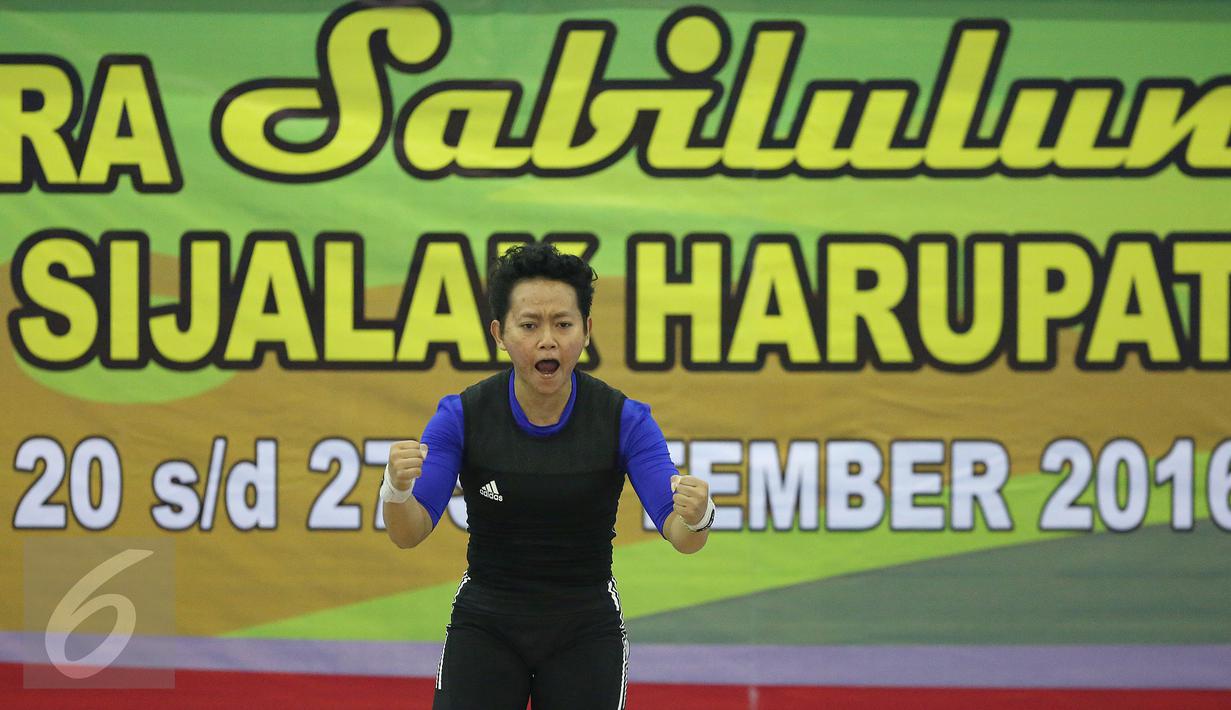 Lifter Jabar, Syarah Anggraini bersorak usai mengangkat beban di kelas 53 kg PON XIX Jabar di Gelora Sabilulungan, Kab Bandung, Selasa (20/9). Syarah Anggraini meraih emas dengan total angkatan 188 Kg. (Liputan6.com/Helmi Fithriansyah)