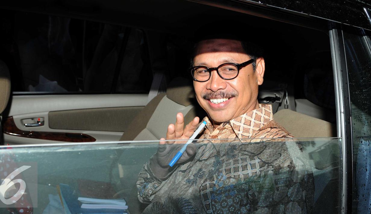 Ranta Suharta menyapa awak media saat berada didalam mobil usai menjalani pemeriksaan di KPK, Jakarta, Selasa (19/1). Ranta Suharta diperiksa terkait dugaan suap pemulusan penyertaan modal PT Banten Global Development (BGD). (Liputan6.com/Helmi Afandi)