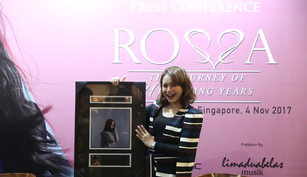 "Kali ini untuk perpanjangan The Journey of 21 Dazzling Years, di Jakarta April lalu. Di Singapura gak mau ketinggalan. Mereka mau aku konser di sana juga," tutur Rossa. (Nurwahyunan/Bintang.com)