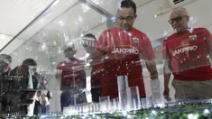 Gubernur DKI Jakarta, Anis Baswedan, melihat maket saat peresmian pembangunan stadion baru Jakarta International Stadium di Jakarta, Kamis (14/3). Stadion berkapasitas 82.000 kursi tersebut ditargetkan selesai pada tahun 2021. (Bola.com/M. Iqbal Ichsan)