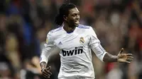 Striker Real Madrid Emmanuel Adebayor ketika berlaga dalam partai La Liga melawan Real Sociedad di Santiago Bernabeu pada 6 Februari 2011. AFP PHOTO/PIERRE-PHILIPPE MARCOU