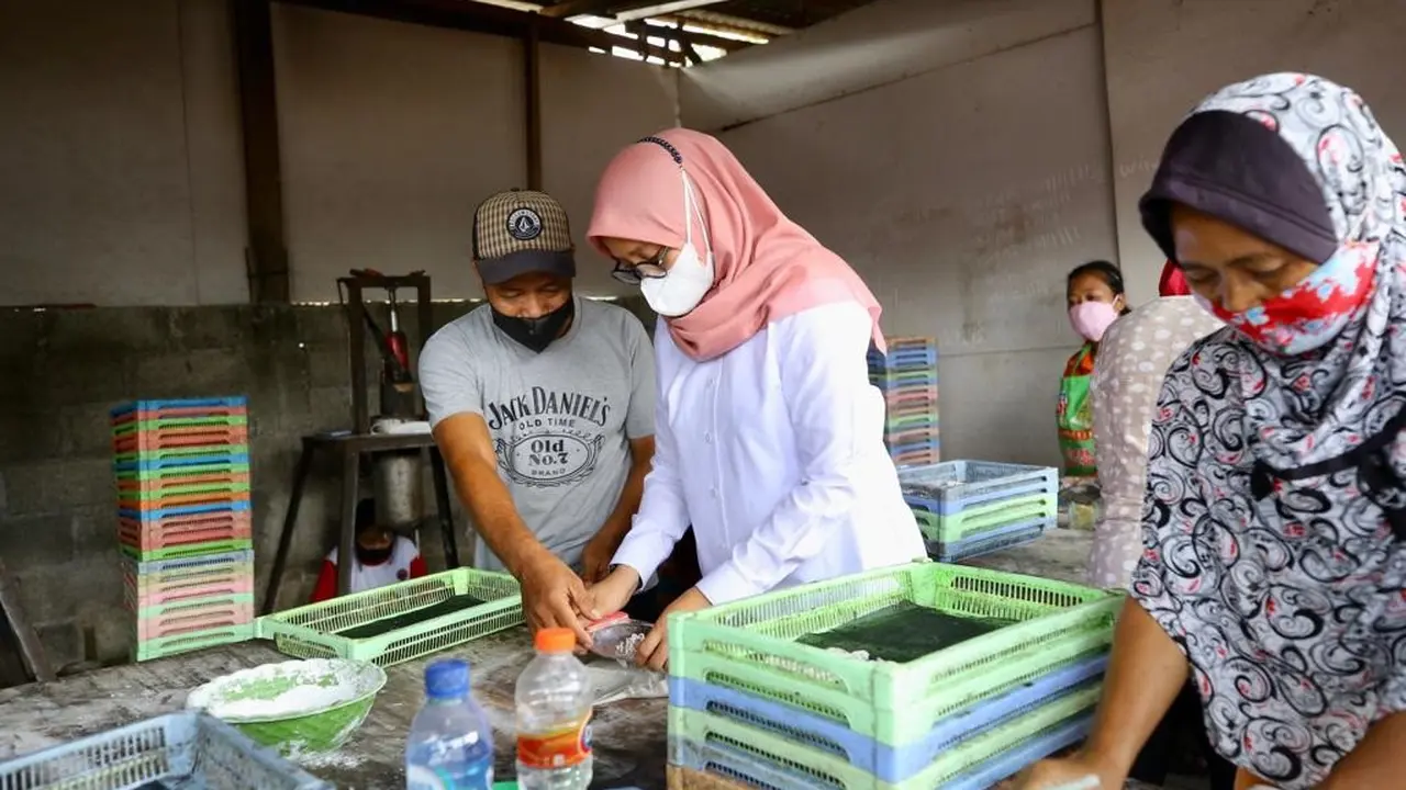 Bupati Banyuwangi Ipuk Fiestiandani (baju putih) mencoba membuat kerupuk (Istimewa)