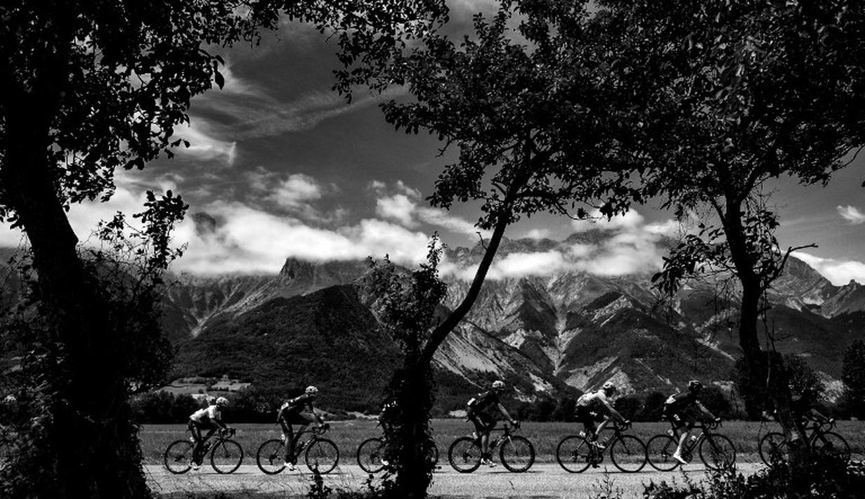 Iringan pebalap saat melahap Etape 18 Tour de France di Pegunungan Alpen, Prancis. (23/7/2015). (AFP Photo/Lionel Bonaventure)