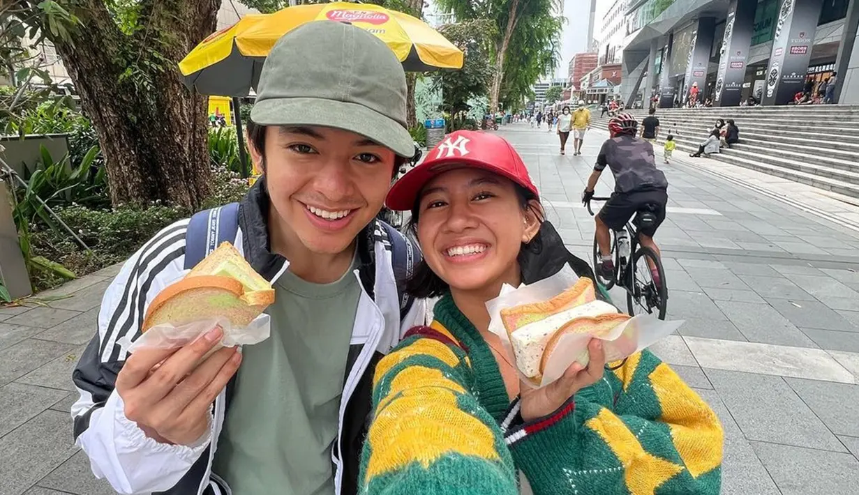 Banyak yang menyebut Angga dan Shenina memiliki hubungan yang positive vibes. Hal tersebut terlihat dari keduanya yang saling support dengan karya masing-masing. Tak heran, banyak penggemar yang sebagian besar adalah anak muda dibuat baper dengan hubungan dua selebriti ini. (Liputan6.com/IG/@shenacinnamon)