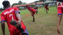 Pemain muda berlatih sepak bola di Stadion Ki Mawuk, Kabupaten Tangerang (21/01/2022). Stadion mini di 29 kecamatan yang digagas Bupati Tangerang Ahmed Zaki Iskandar untuk menghidupkan olahraga sepak bola dan mencari bibit unggul atlet sepak bola. (Liputan6.com/Fery Pradolo)