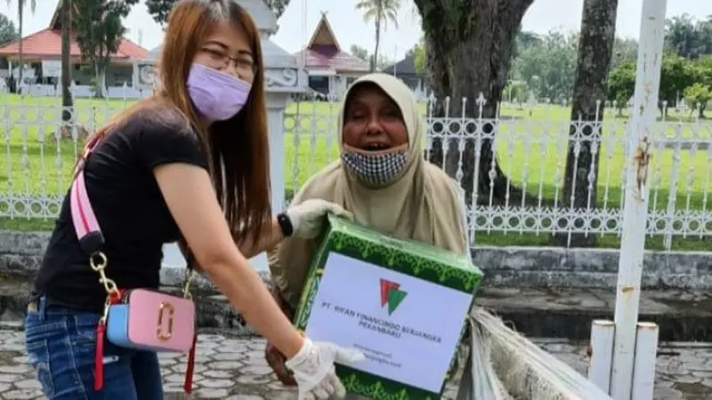 Kebahagiaan seorang pemulung di Jalan Diponegoro mendapat bantuan dari perusahaan ketika PSBB Pekanbaru.