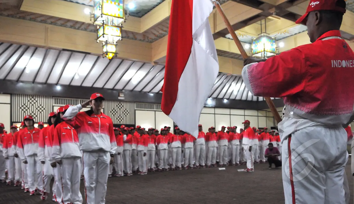 Kontingen Indonesia saat mengikuti acara Pengukuhan dan Pelepasan Kontingen untuk SEA Games 2015 Singapura di Senayan, Jakarta, (25/5/2015). SEA Games 2015 akan berlangsung di Singapura pada 5-16 Juni mendatang. (Liputan6.com/Andrian M Tunay)