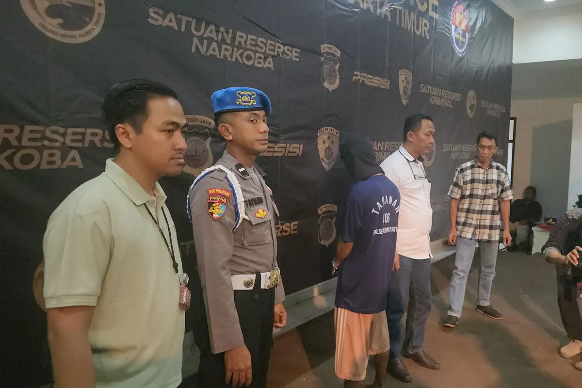 Polisi menetapkan DJ (28) sebagai tersangka kasus pembunuhan terhadap seorang pedagang semangka Pasar Kramat Jati