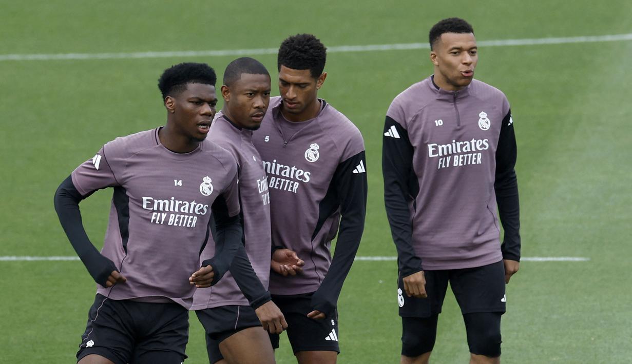 Dilansir dari Marca, kedua pemain ribut-ribut di sesi latihan. Valverde sampai dilarikan ke rumah sakit karena alami cedera di kepalanya. (AFP/Oscar Del Pozo)