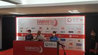 Alex Tirta dan enam pebulutangkis yang akan meramaikan Indonesia Open 2022 hadir pada sesi konferensi pers, Senin (6/6/2022). (Bola.com/Gregah Nurikhsani)