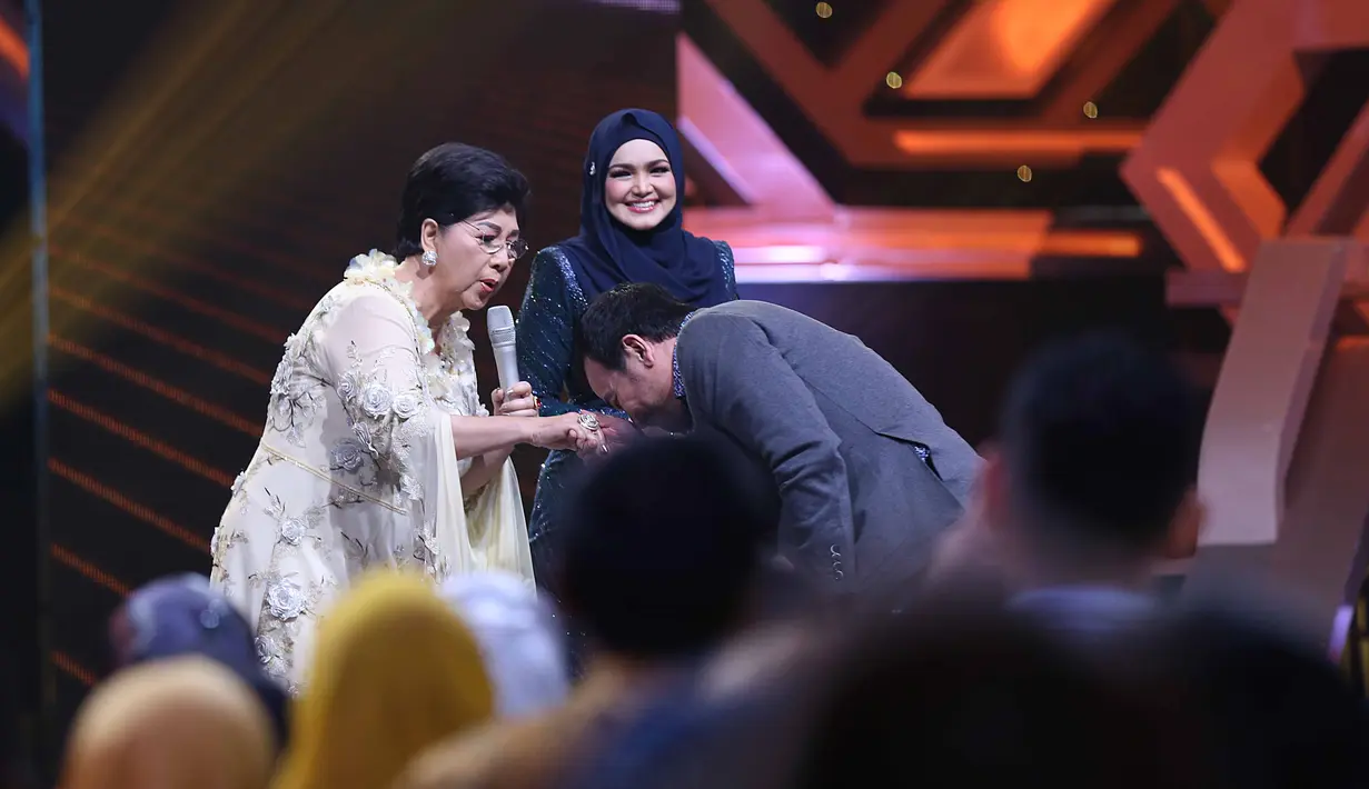 Dalam ulang tahun ke-38, Siti Nurhaliza banyak menyimpan kenangan. Selain mendapatkan banyak kejutan, Siti berduet dengan banyak penyanyi hebat Tanah Air. (Nurwahyunan/Bintang.com)