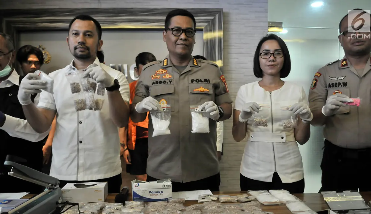 Kabid Humas Polda Metro Jaya Kombes Pol Argo Yuwono (ketiga kanan) menunjukkan barang bukti saat rilis pengungkapan narkotika jenis baru di Mapolda Metro Jaya, Jakarta, Senin (25/2). (Merdeka.com/Iqbal S. Nugroho)
