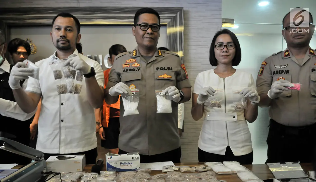 Kabid Humas Polda Metro Jaya Kombes Pol Argo Yuwono (ketiga kanan) menunjukkan barang bukti saat rilis pengungkapan narkotika jenis baru di Mapolda Metro Jaya, Jakarta, Senin (25/2). (Merdeka.com/Iqbal S. Nugroho)