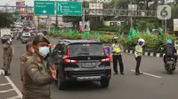 Petugas gabungan melakukan pengalihan arus lalu lintas di pos pemerikasan Ganjil Genap kawasan Gadog, Bogor, Jawa Barat, Sabtu (18/12/2021). Di masa libur Natal dan tahun baru 2022, Pemkab dan Polres Bogor berencana melakukan sistem ganjil genap di kawasan Puncak. (Liputan6.com/Herman Zakharia)