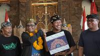 Ketua Dewan Penasihat DPP IKA UII Mahfud Md bersama dengan pengurus DPP IKA UII saat acara bagi-bagi paket sembako dalam rangkaian Rakernas DPP IKA UII 2023 di Kuta, Bali, Jumat (10/3/2023). (Ist)