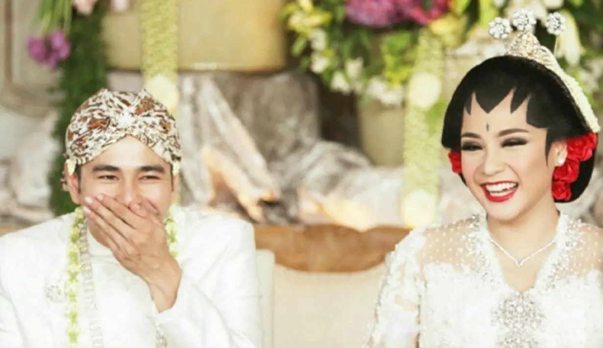 Ketika akad nikah, Nagita dan Raffi Ahmad memilih mengenakan baju adat Jawa serba putih. Raffi tampil dengan beskap, ronce melati, lengkap dengan blankon batiknya. [@theleonardi]
