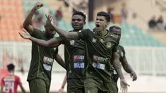 Pemain PS Tira Persikabo merayakan gol yang dicetak Ciro Henrique ke gawang Persija Jakarta pada laga Shopee Liga 1 di Stadion Pakansari, Bogor, Selasa (16/7). Tira menang 5-3 atas Persija. (Bola.com/Yoppy Renato)