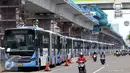 Bus Transjakarta antre untuk memasuki Terminal Blok M, Jakarta Selatan, Kamis (12/1). PT Transjakarta akan menambah sebanyak 2.000 unit bus pada tahun ini. (Liputan6.com/Gempur M. Surya)