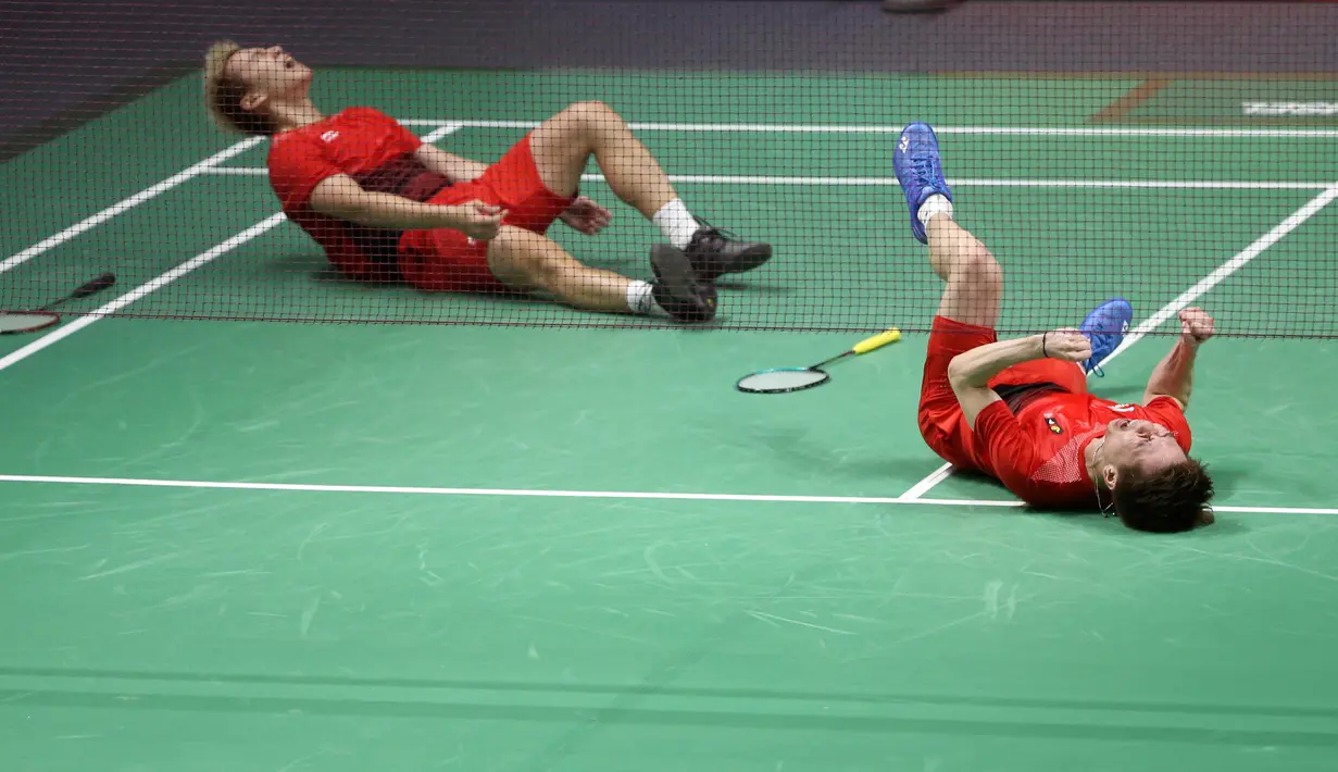 Ekspresi Kevin Sanjaya Sukamuljo (kanan) dan Marcus Fernaldi Gideon (kiri) setelah mengalahkan Muhammad Rian Ardianto dan Fajar Alfian dalam final bulu tangkis ganda putra Asian Games 2018 di Jakarta, Selasa (28/8). (AP Foto/Achmad Ibrahim)