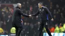 Pelatih Manchester United, Jose Mourinho, (kiri) memberi salam kepada pelatih Blackburn Rovers, Owen Coyle usai laga putaran kelima Piala FA di Ewood Park, Blackburn, (19/2/2017). MU menang 2-0. (Martin Rickett/PA via AP)