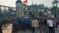 Fraksi PKS menemui para demonstran yang menolak kenaikan BBM di Gedung DPR, Jakarta. (Liputan6.com/Nanda Perdana Putra)