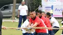 Prajurit TNI AL mengikuti lomba tarik tambang pada perayaan HUT Bersama O Channel dengan Jalasenastri TNI AL di Stadion Bola Mini Pasmar 2, Cilandak, Jakarta, Minggu (20/8). Acara dihadiri ratusan parjurit TNI AL. (Liputan6.com/Helmi Fithriansyah)