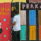 Warga membuat mural Lawan Virus Corona di Lapangan Bulutangkis, Kampung Kali Pasir, Jakarta, Selasa (7/4/2020). Mural dengan swadaya sendiri mengajak warga untuk memutus rantai penyebaran Corona Covid-19 dengan diam di rumah dan tidak berkerumum di luar. (Liputan6.com/Fery Pradolo)