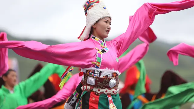 FOTO: Ribuan Penari Tampilkan Tarian Tradisional Tibet