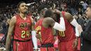 Ekspresi kegembiraan para pemain Atlanta Hawks usai mengalahkan San Antonio Spurs pada lanjutan NBA basketball game di Philips Arena, (01/01/2017). Atlanta menang 114-112. (AP/John Amis)