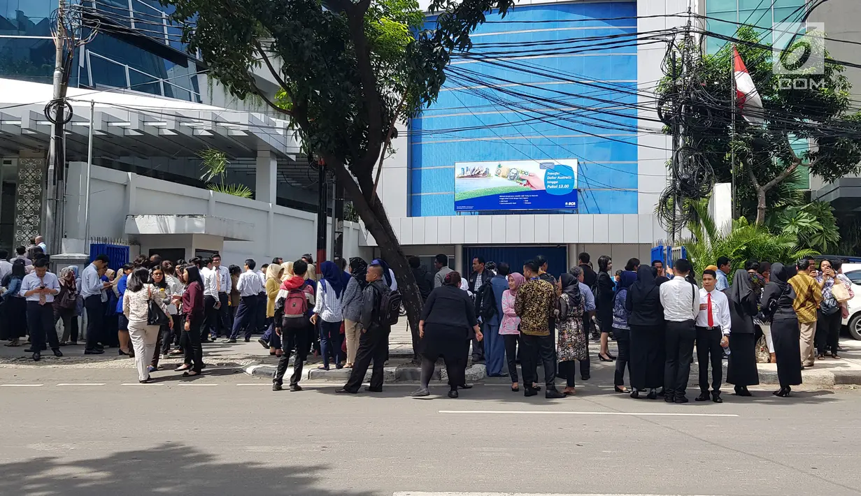 Sejumlah karyawan dan pengunjung hotel berhamburan keluar gedung di Kawasan KH Wahid Hasyim, Jakarta, Selasa (23/1). Guncangan gempa berkekuatan 6,4 skala Richter dirasakan terjadi beberapa detik membuat panik orang-orang. (Liputan6.com/Herman Zakharia)