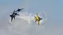 Jet T-50 Angkatan Udara Korea Selatan dari Grup Demonstrasi Udara ke-53 Black Eagles tampil pada Pameran Kedirgantaraan dan Pertahanan Internasional di Seongnam, Korea Selatan, 18 Oktober 2021. Pameran berlangsung pada 19 - 23 Oktober. (Anthony WALLACE/AFP)