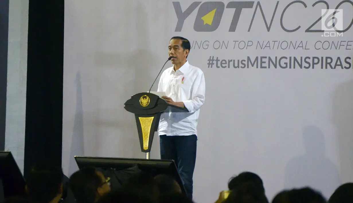 Presiden Joko Widodo memberi sambutan saat acara "Young On Top NationalConference (YOTCN) di Balai Kartini, Jakarta, Sabtu (25/8). Acara ini merupakan wadah berbagi pengalaman antara praktisi bisnis dengan para calon pembisnis. (Liputan6.com/Pool/Ist)