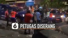 Beredar video mobil petugas Bea Cukai diserang oleh orang tak dikenal.