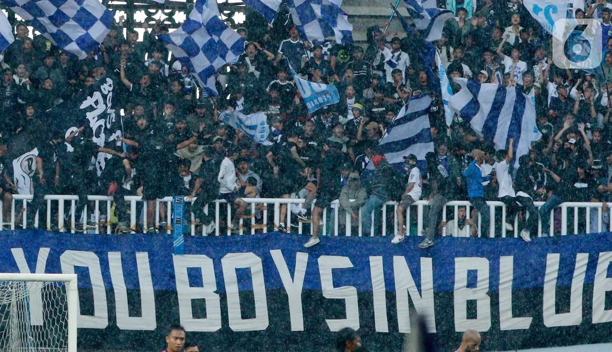Suporter Persib Bandung saat melawan RANS Nusantara FC pada laga pekan ke-25 BRI Liga 1 di Stadion Pakansari, Bogor, Minggu (19/2/2023). Berkat kemenangan ini, Persib naik ke peringkat dua klasemen Liga 1 dengan 49 poin menggeser Persija Jakarta. (Bola.com/M Iqbal Ichsan)