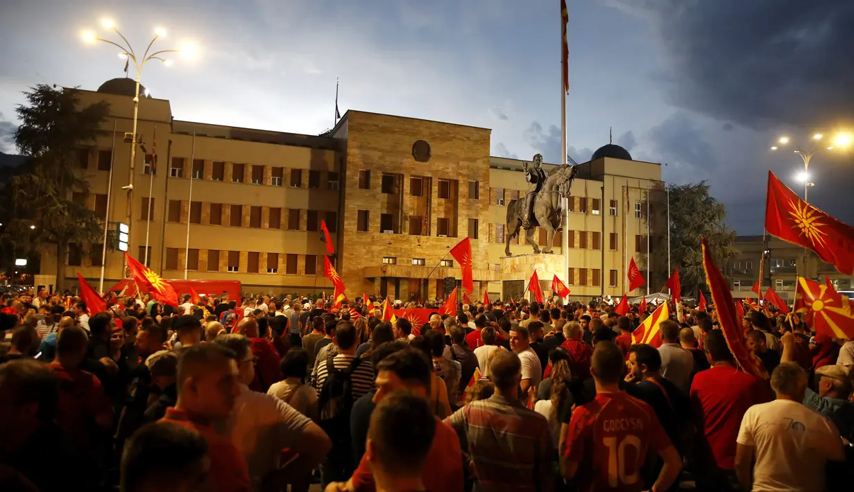 Kerumunan orang memprotes di depan gedung parlemen di Skopje, Makedonia Utara, Selasa (5/7/2022). Protes terjadi  setelah Prancis Presiden Emmanuel Macron pekan lalu mengumumkan proposal itu, yang dianggap kontroversial oleh banyak orang di negara kecil Balkan itu. (AP Photo/Boris Gdanoski)