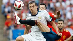 Pemain timnas Rusia, Artyom Dzyuba berebut bola dengan pemain Spanyol, Sergio Busquets pada babak 16 besar Piala Dunia 2018 di Stadion Luzhniki, Minggu (1/7). Rusia lolos ke perempat final setelah menang adu penalti 4-3 atas Spanyol. (AP/Antonio Calanni)