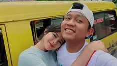 Sosok yang kini jadi partner kerja pria asal Ngawi Jawa Timur ini sebelumnya bukanlah sosok yang baru. Bella Bonita sempat jadi model video klip lagu Los Dol yang viral tahun 2020 silam. Baru-baru ini, Bella berani merangkul mesra Denny Caknan dalam sebuah unggahan. (Liputan6.com/IG/@denny_caknan)