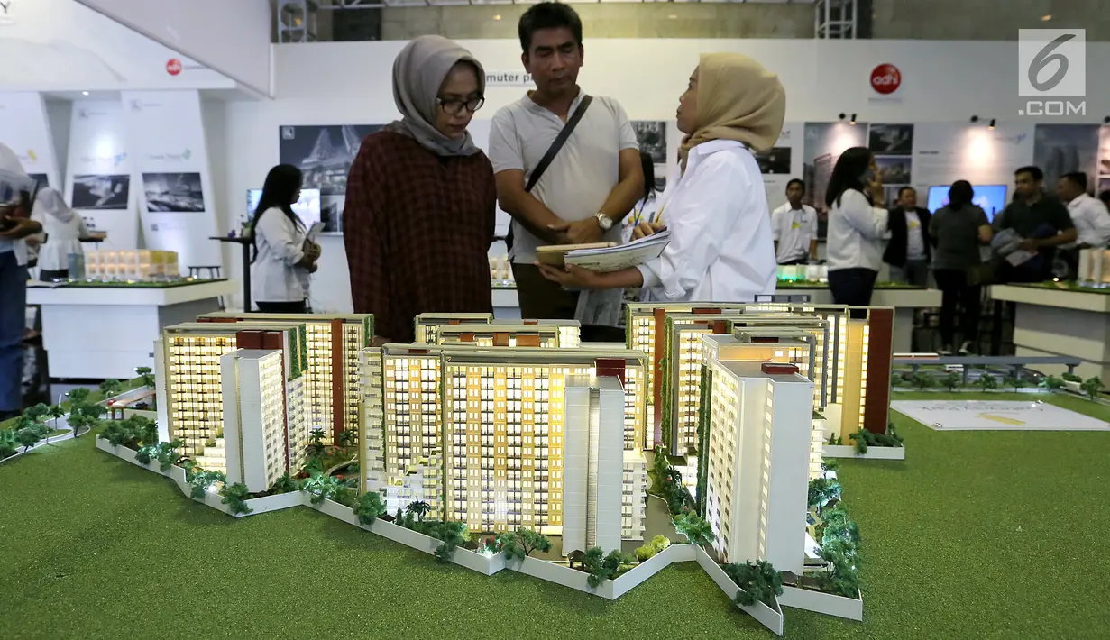 Calon pembeli melihat maket plan tower apartemen pada pameran Indonesia Property Expo 2018 di JCC Jakarta, Senin (24/9). Perusahaan konstruksi BUMN ini menginvestasi Rp1,2 T di atas lahan seluas 1,96 hektar. (Liputan6.com/Fery Pradolo)