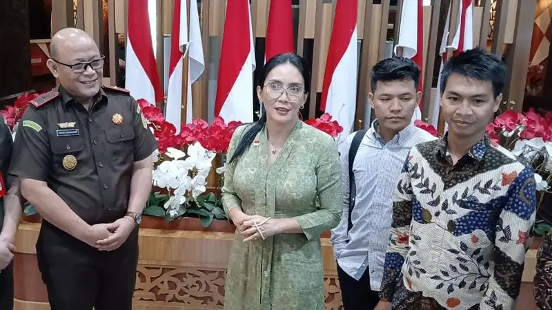 Anggota DPR RI Fraksi PDIP Rieke Diah Pitaloka di Kejati Jatim. (Dian Kurniawan/Liputan6.com)