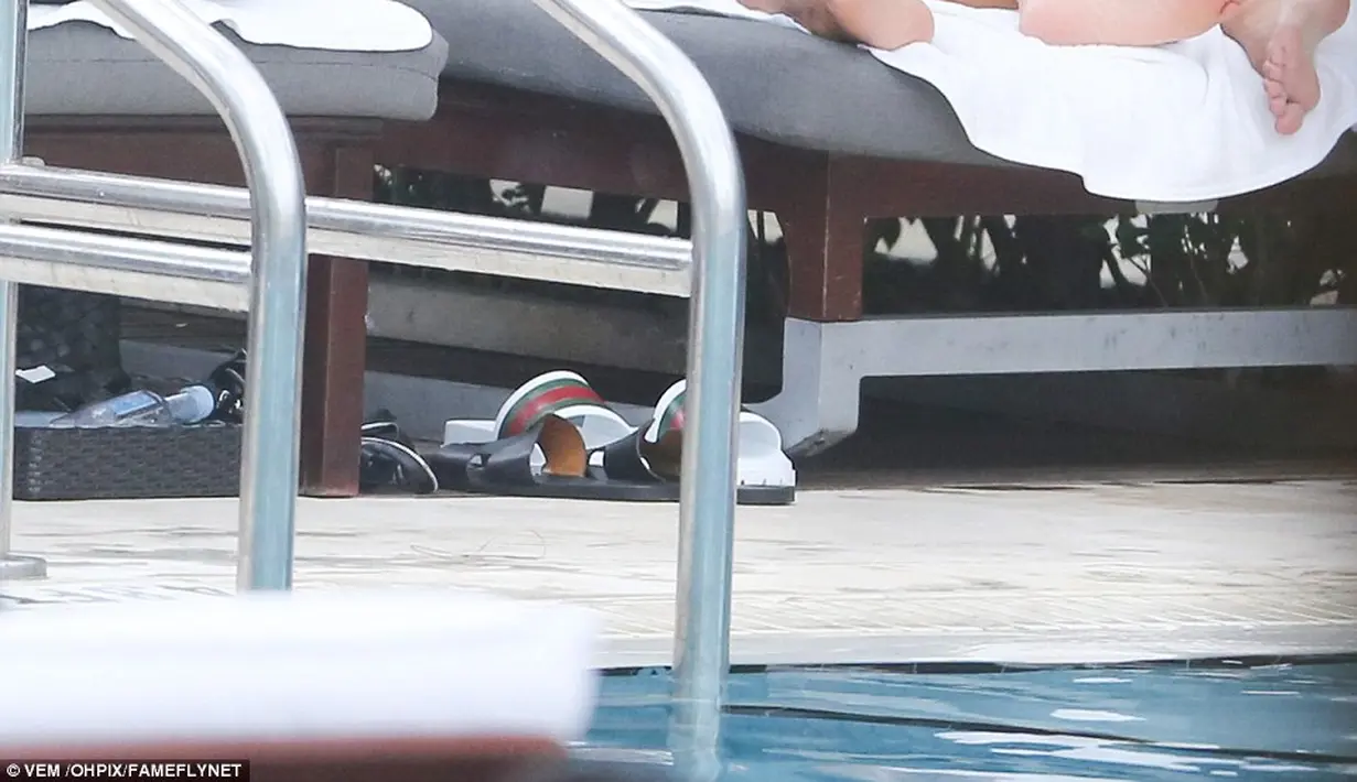 Dilansir Daily Mail, Cristiano dekat dengan Cassandre Davis. Keduanya tengah asyik menghabiskan waktu bersama sepanjang weekend di Miami minggu lalu. Tak hanya itu saja, Ronaldo sempat mencium mesra Cassandre. (TMZ/Bintang.com)