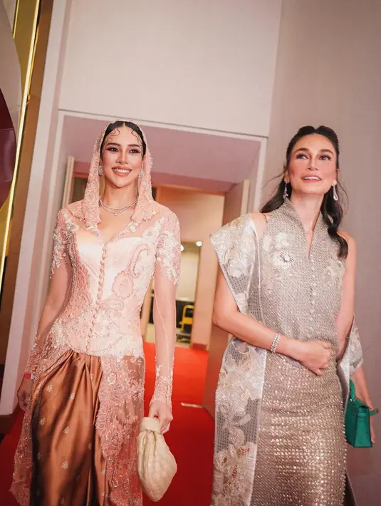 Lebih lanjut pada bagian rambut, sang hair stylist Sinta tampak menata rambut pemeran “Gampang Cuan” itu dengan model sleek low bun dan wet bangs. Serta perhiasan dari Mondial. [@anyageraldine]